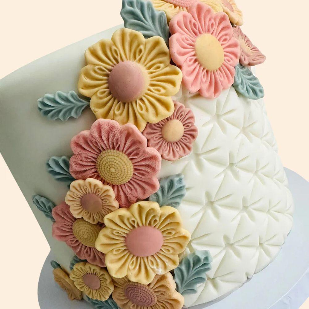 blomsterdekorasjoner i fondant laget med blomstermold fra katy sue