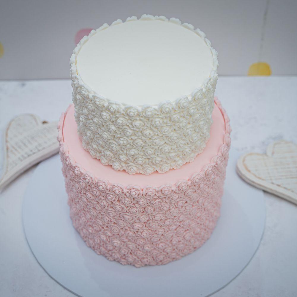 kake med små roser rundt hele - laget med blomstermold fra karen davies