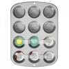 Muffinsbrett Standard fra Wilton De mest delikate cupcakes og muffins steker du i denne Wilton-muffinspannen. Med dette høykvalitets muffinsbrettet i aluminium, presset ut at ett metallstykke, kan du lage 12 cupcakes på en gang. Passer til muffins og cupcakes i standard størrelse (5 cm i diameter.).  Størrelsen på muffinsbrettet er 37 x 27 cm, for 12 cupcakes med en bunndiameter på ca. 5 cm.  Tåle