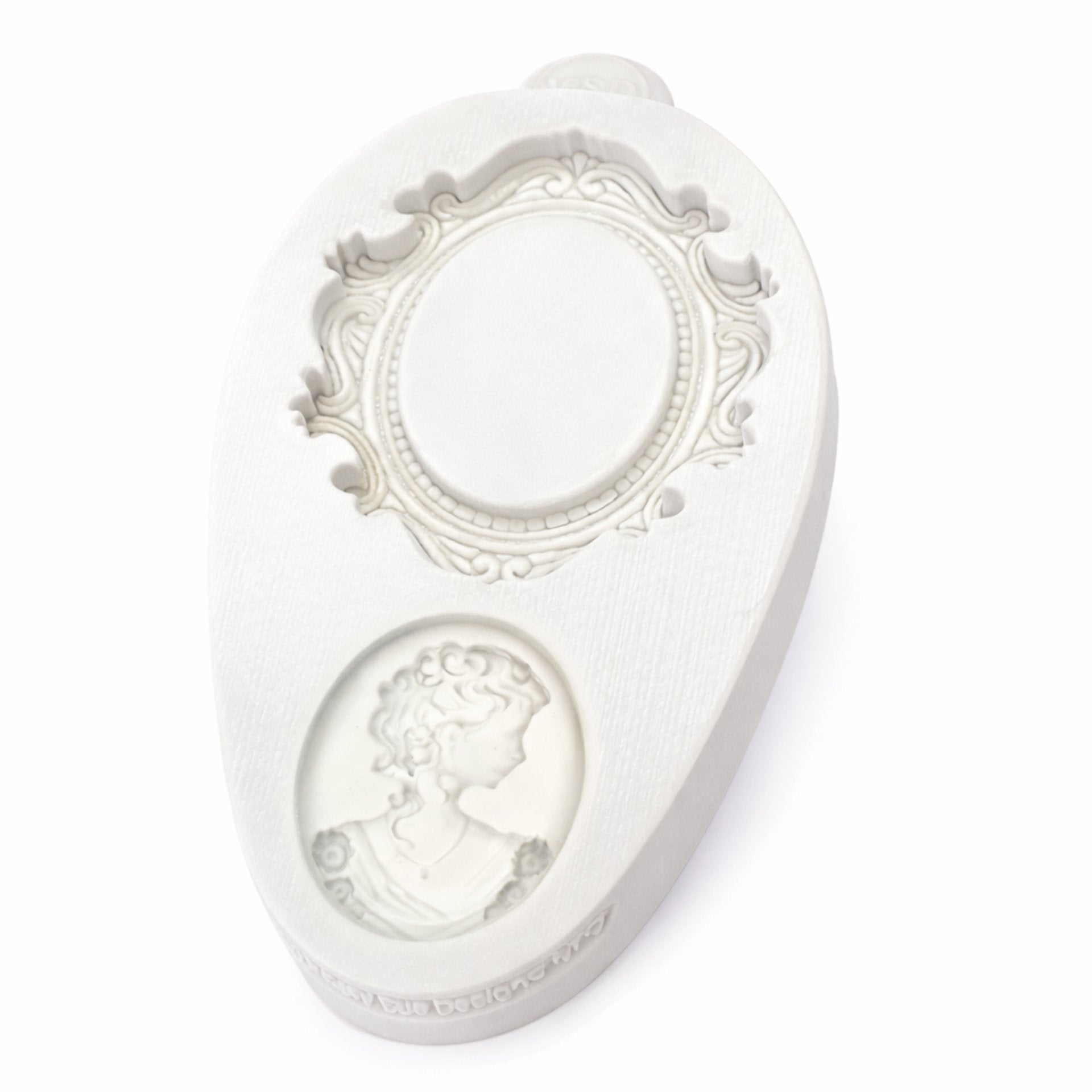 Katy Sue Mould Miniatyr Ramme - Oval Katy Sue Mould Miniatyr Ramme - Oval  Lag miniatyr oval ramme og bilde med denne mould formen fra Katy Sue. Perfekt som dekor til kake eller cupcakes! Du kan lage bildet og rammen med denne formen.  Formen er enkel å bruke og kan brukes med sukkerpasta, blomsterpasta, modelleringspasta, marsipan, sjokolade, godteri og kokt sukker. Dessuten kan formen også bruke