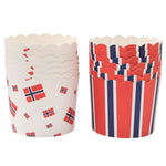 Muffinsform i papp, Norge-tema, pk/24 Flotte, store muffinsformer i papp dekorert med norske flagg og farger. 12 av formene er med norske flagg og 12 er med stripete i rødt, hvitt og blått. Størrelse 5 x 5 cm.  Bør ikke stekes på mer enn 180 grader.