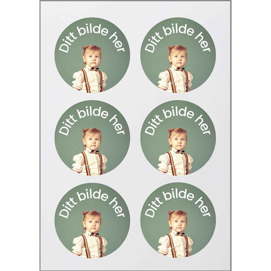 Spiselig cupcakebilde med eget motiv - Rund 7,6cm Spiselig cupcakebilde etter eget design i størrelse 7,6 cm.  Ett ark inneholder 6 stk cupcakebilder.   Slik bestiller du kakebilde:   
<ol>
  Bestill ønsket form i nettbutikken, om du ønsker med tekst velger du det i nedtrekksmenyen.  
  Send bildet du ønsker printet som vedlegg til epost: <a href="mailto:bilde@slikkepott.no">bilde@slikkepott.no</a