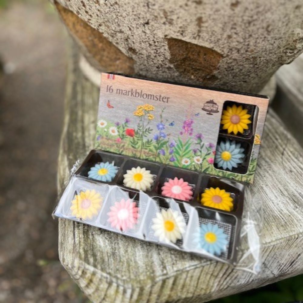 Marsipanblomster i form av markblomster som fungerer som perfekt marsipankakepynt
