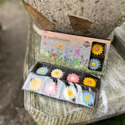 Marsipanblomster i form av markblomster som fungerer som perfekt marsipankakepynt