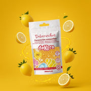 Sitronstrøssel Dekocrunchies fra deKora, 100g  Sitronstrøssel fra deKora er spiselig pynt med frisk sitronsmak og klar gul farge. De små, sprø kulene gir en fin syrlig kontrast til søte kaker og desserter, og holder teksturen både i varme og kalde omgivelser. Strøsselet kan brukes på ferdigdekorerte kaker, blandes i smørkrem eller strøs på kakedeig før steking. Passer godt til sommerkaker, cupcake