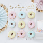 Ginger Ray donutvegg, gull med teksten treat yourself