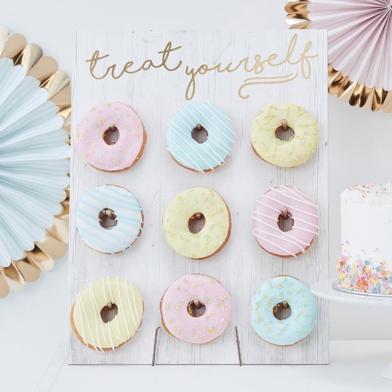 Ginger Ray donutvegg, gull med teksten treat yourself