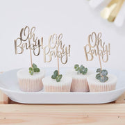 Ginger Ray kaketopp i gull med teksten oh baby! til barnedåp og babyshower