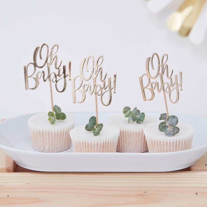 Ginger Ray kaketopp i gull med teksten oh baby! til barnedåp og babyshower