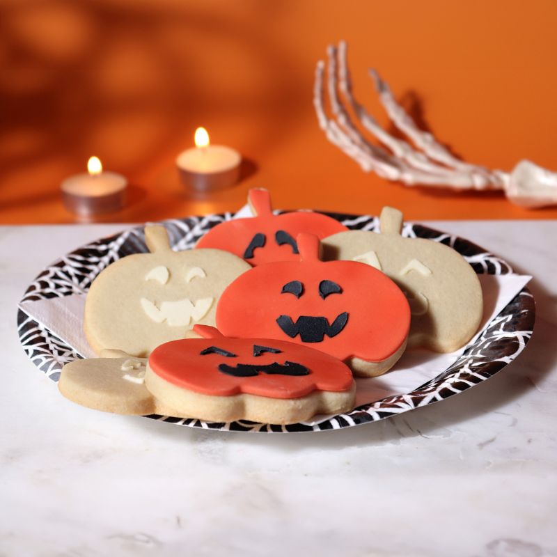 utstikker kjeks halloween med stensiler