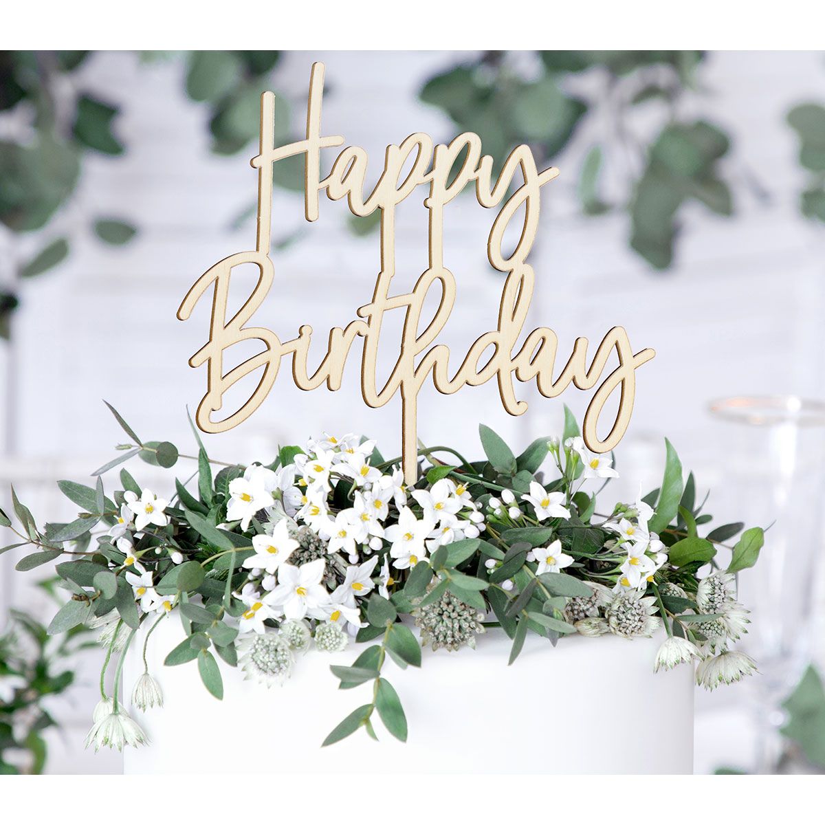 Kaketopp i tre Happy Birthday