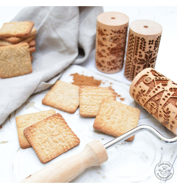 Lag kjeks som er embosset med en bakerulle