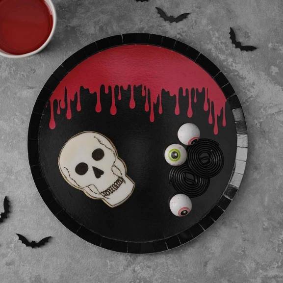 Papptallerken i svart med blodsprut til halloween