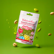 Pistasjstrøssel Dekocrunchies fra deKora, 100g  Pistasjstrøssel fra deKora er små, sprø kuler i en lys grønn farge med mild pistasjsmak. De har en lett nøtteaktig tone som passer godt til både søte og mer nøytrale smaker. Strøsselet holder seg stabilt i både varme og kalde omgivelser, og kan brukes til kaker, cupcakes, desserter og som finish på sjokolade. Den grønne fargen kommer fra naturlige in