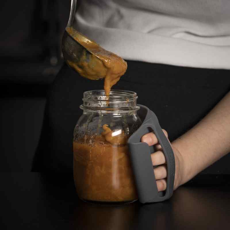 Bruk grippy til å holde varme syltetøyglass under sylting