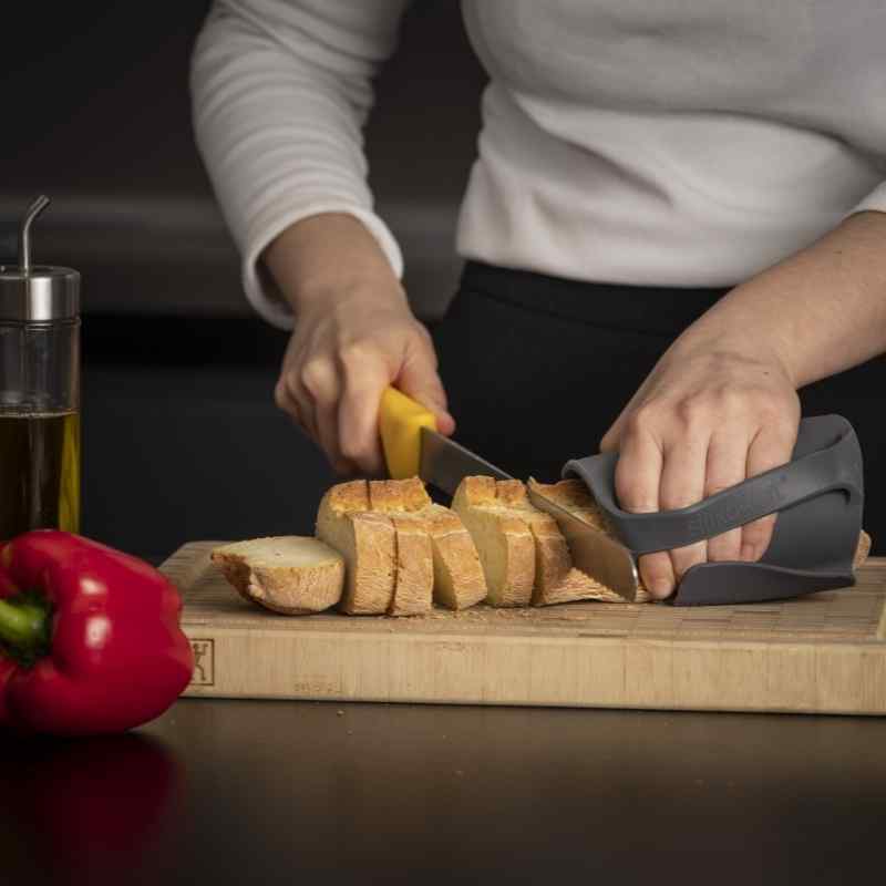 Grup grippy til p holde glovarme brød og baguetter når du skal skjære opp