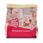 FunCakes Mix for Enchanted Cream 200g FunCakes-blandingen for Enchanted Cream er en praktisk blanding for å lage en lett og myk snøhvit krem ​​med vaniljesmak. Bruk kremen ​​for å dekorere cupcakes og kaker.  Denne kremmen er rask og enkel å lage, og er lettere enn smørkrem. På grunn av den naturlige smaken kan du legge til egen smak ​uten problemer.  FunCakes Enchanted Cream kan brukes rett 