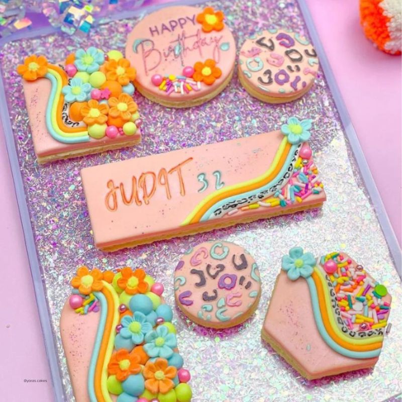 Preger til cupcake eller kjeksdekorasjoner, med teksten happy birthday