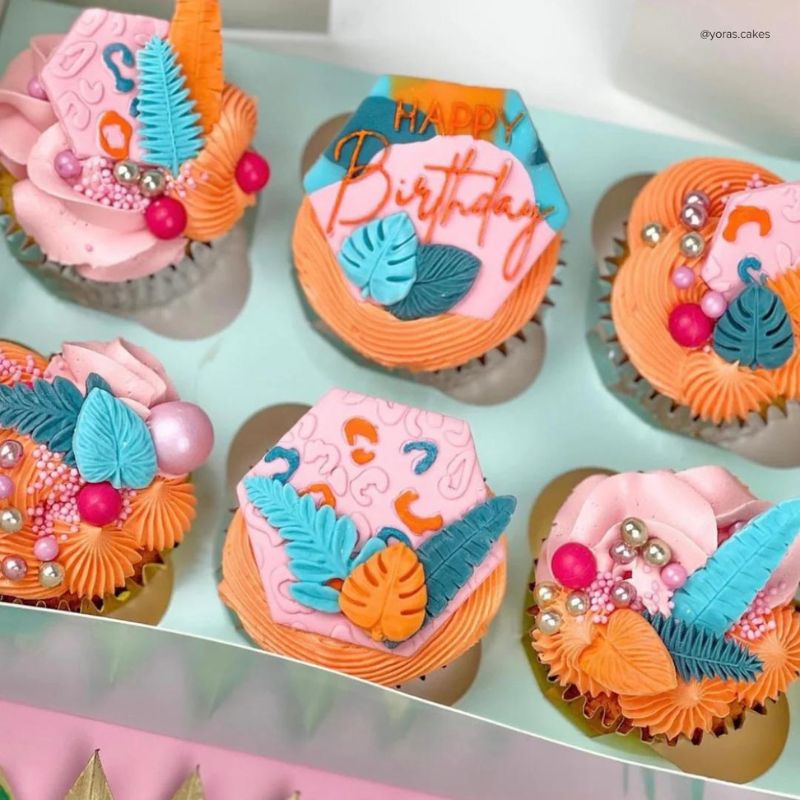 Embosser til cupcakedekorasjon med teksten happy birthday