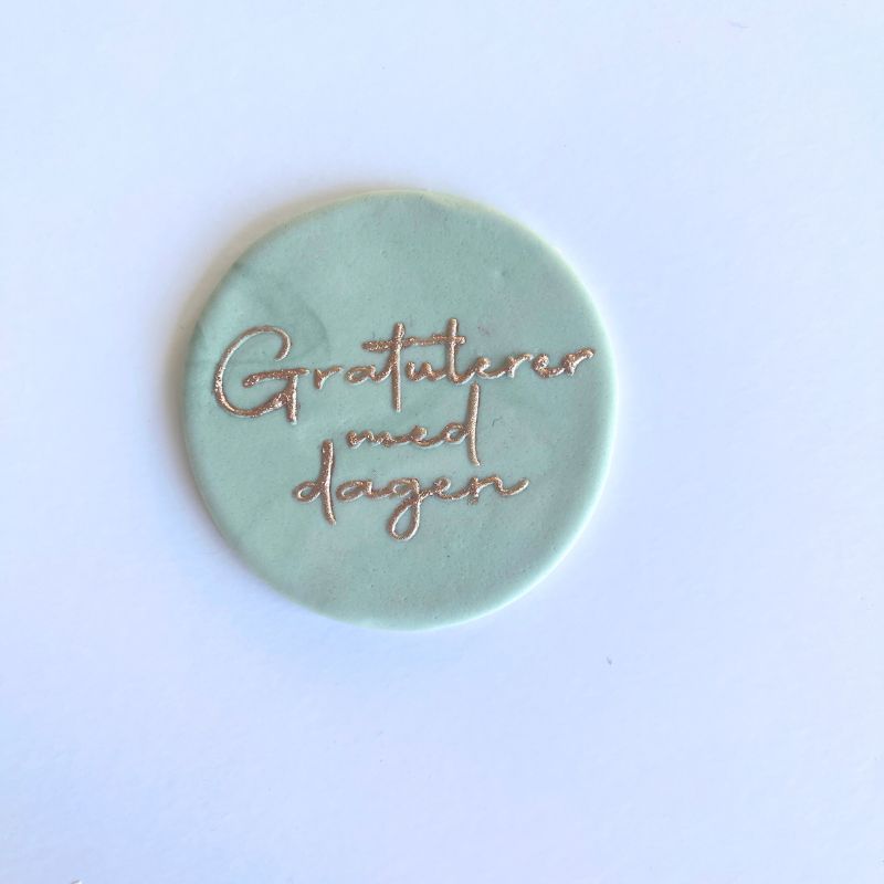 Sweet Stamp OUTboss Embosser -Gratulerer med dagen-