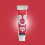 ProGel pastafarge, Rød ProGel rød pastafarge fra Rainbow Dust er en konsentrert næringsmiddelfarge. Enkelt å bruke til å farge din fondant, marsipan, smørkrem, kaker, candy melts og mer! Lite går langt med denne konditorfargen og den varer lenge.  Flott rødfarge som kan brukes til å gjøre kaken ekstra rød når du lager red velvet. Eller tilsett til vaffel røre.  Ingredienser: Glyserin, Fargestoffer