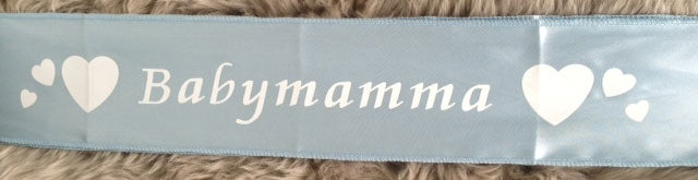 Lyseblå ordensbånd med hvit tekst babymamma + hjerter