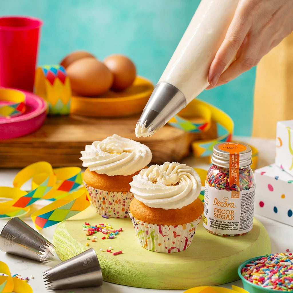 Decora sprøytepose med tipp brukt til kremrosetter på cupcakes