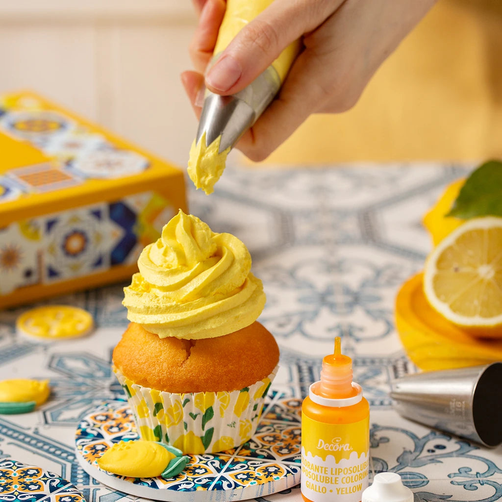 Decora sprøytepose brukt til gul krem på cupcake