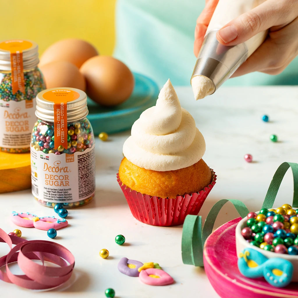 Decora sprøytepose brukt til kremtopp på cupcake