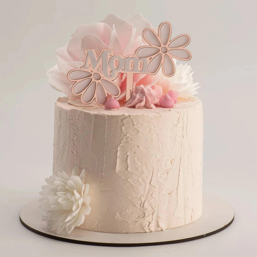 Inspirasjon: rosa Mom-kaketopp med blomster på hvit morsdagskake med rosa og hvit pynt