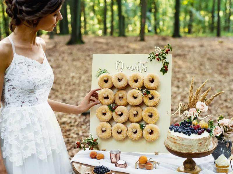 donutvegg i tre med teksten donuts
