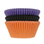 House of Marie Muffinsformer Halloween pk/75 Ensfargede muffinsformene i Halloween-fargene lilla, oransje og svart. Disse er i standard størrelse, 5cm i diameter i bunnen.  Inneholder 75 stk  Bruk disse muffinsformene i muffinsbrett for best resultat.   Andre søkeord: lilla muffinsform lilla oransje muffinsform oransje svart muffinsform svart halloween muffinsform halloween 