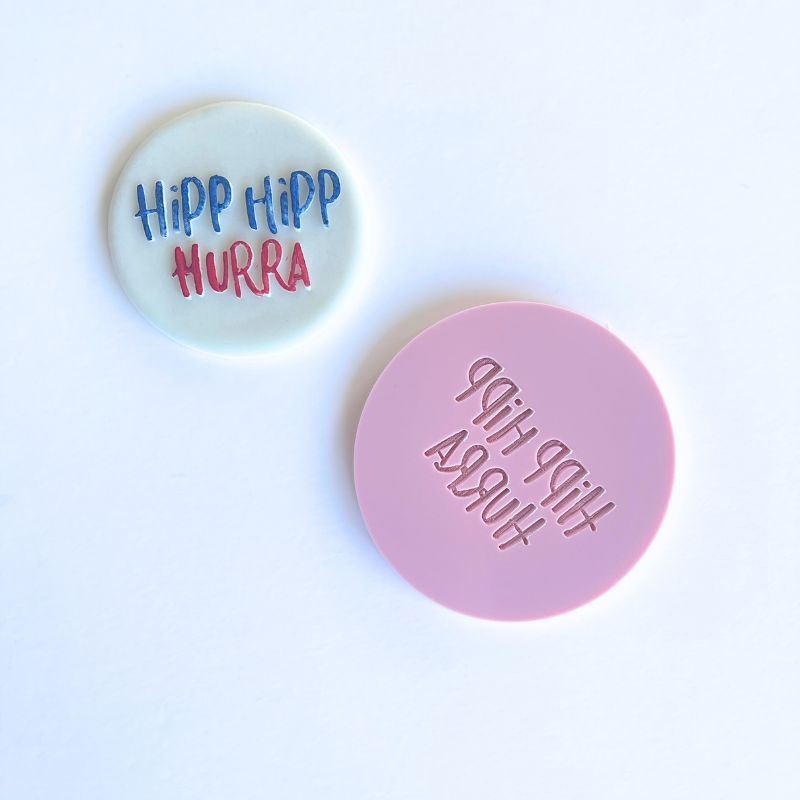 Embosser til 17. mai med teksten "hipp hipp hurra"