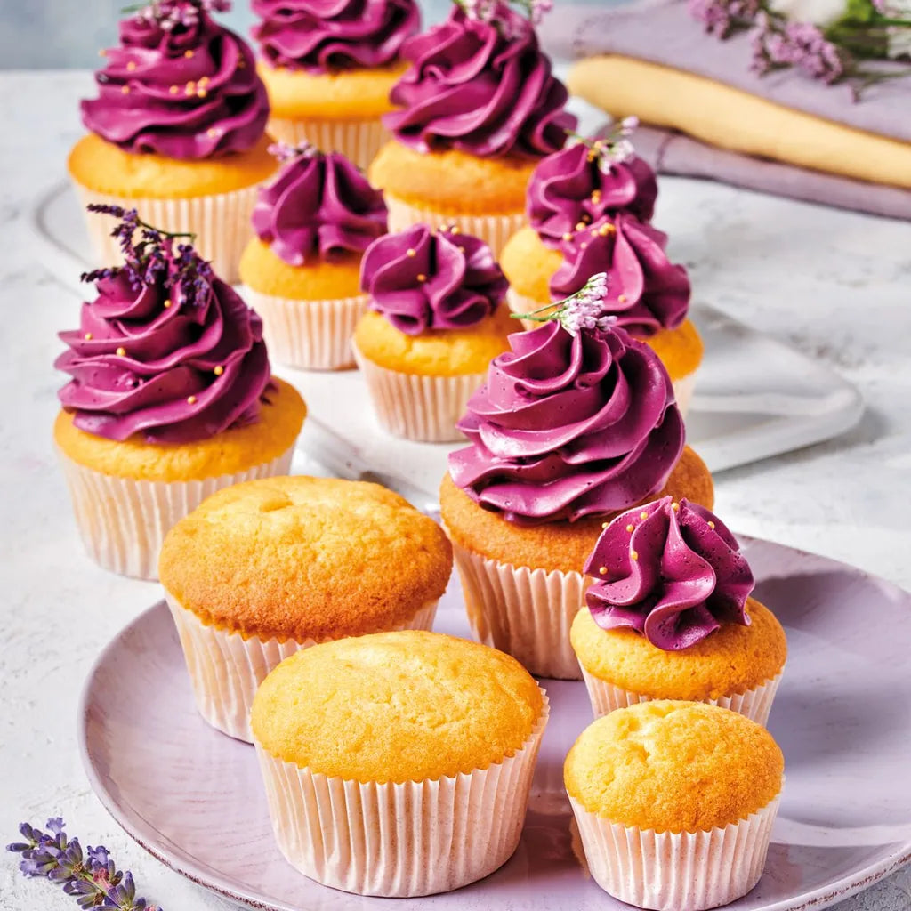 Vaniljecupcakes laget med FunCakes kakemiks, med og uten smørkrem