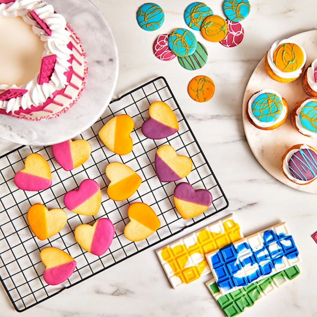 Fargerike kjeks, cupcakes og kake dekorert med Deco Melts – inspirasjon