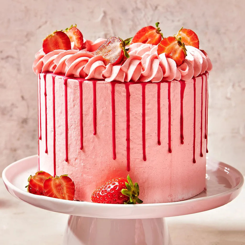 Kake fylt og dekket med FunCakes Enchanted Cream Jordbær