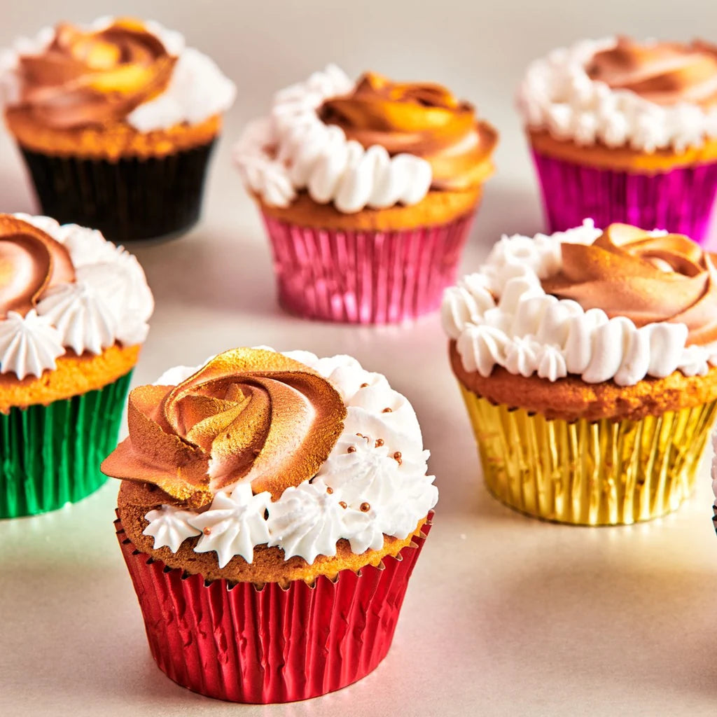Cupcakes i muffinsformer med ulike metalliske farger – inspirasjon