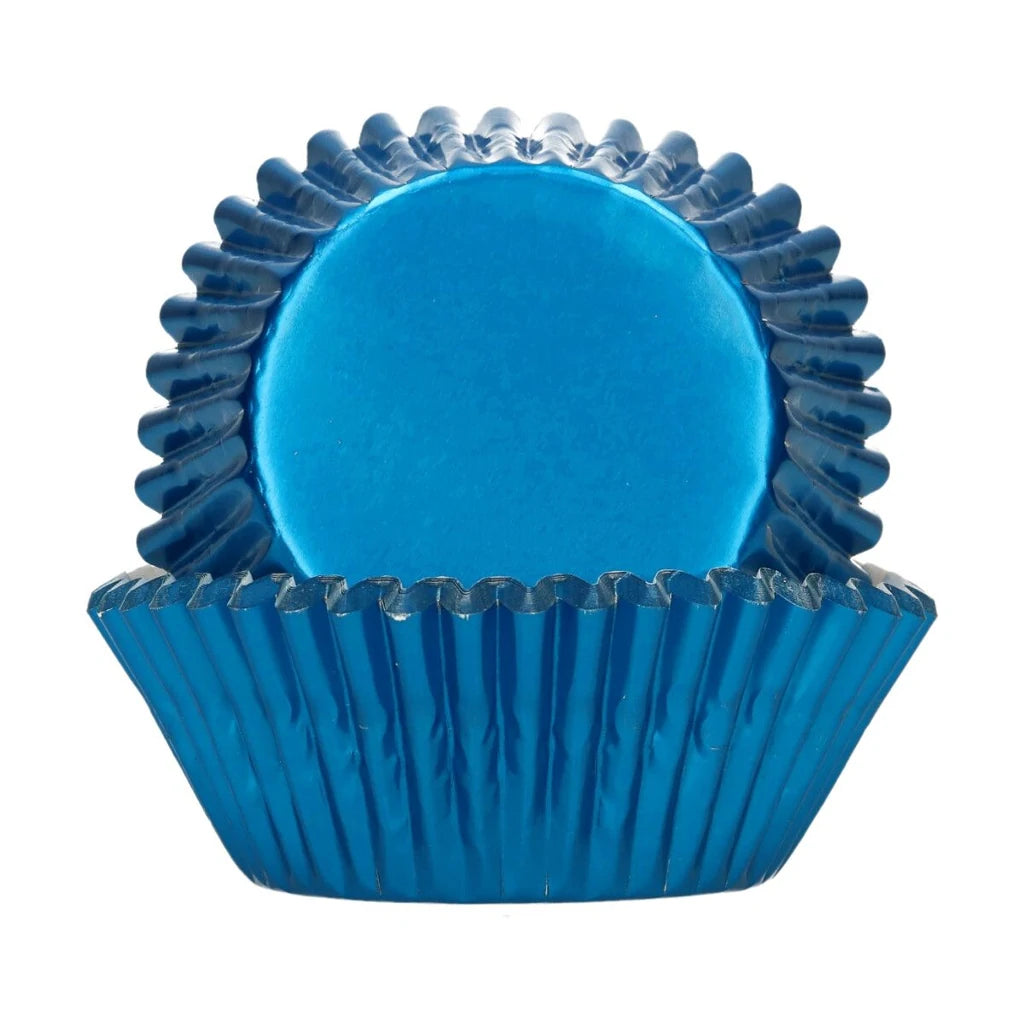 Metallisk blå muffinsformer sett forfra og ovenfra