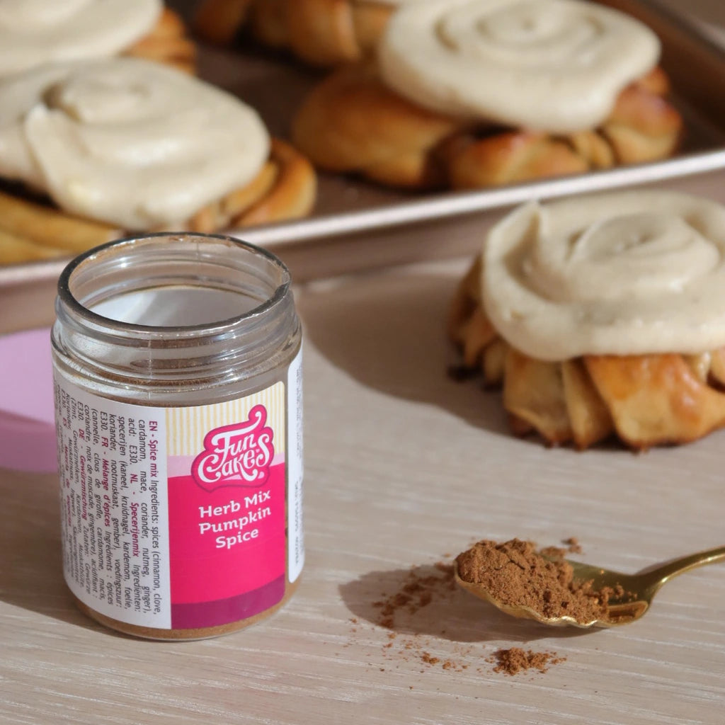 FunCakes Pumpkin Spice kryddermiks med boller med glasur og en skje krydder