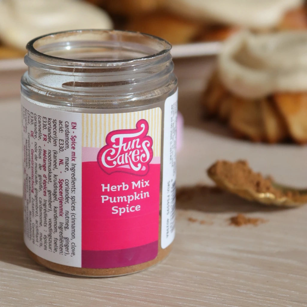 FunCakes Pumpkin Spice kryddermiks i glass med bakverk i bakgrunnen