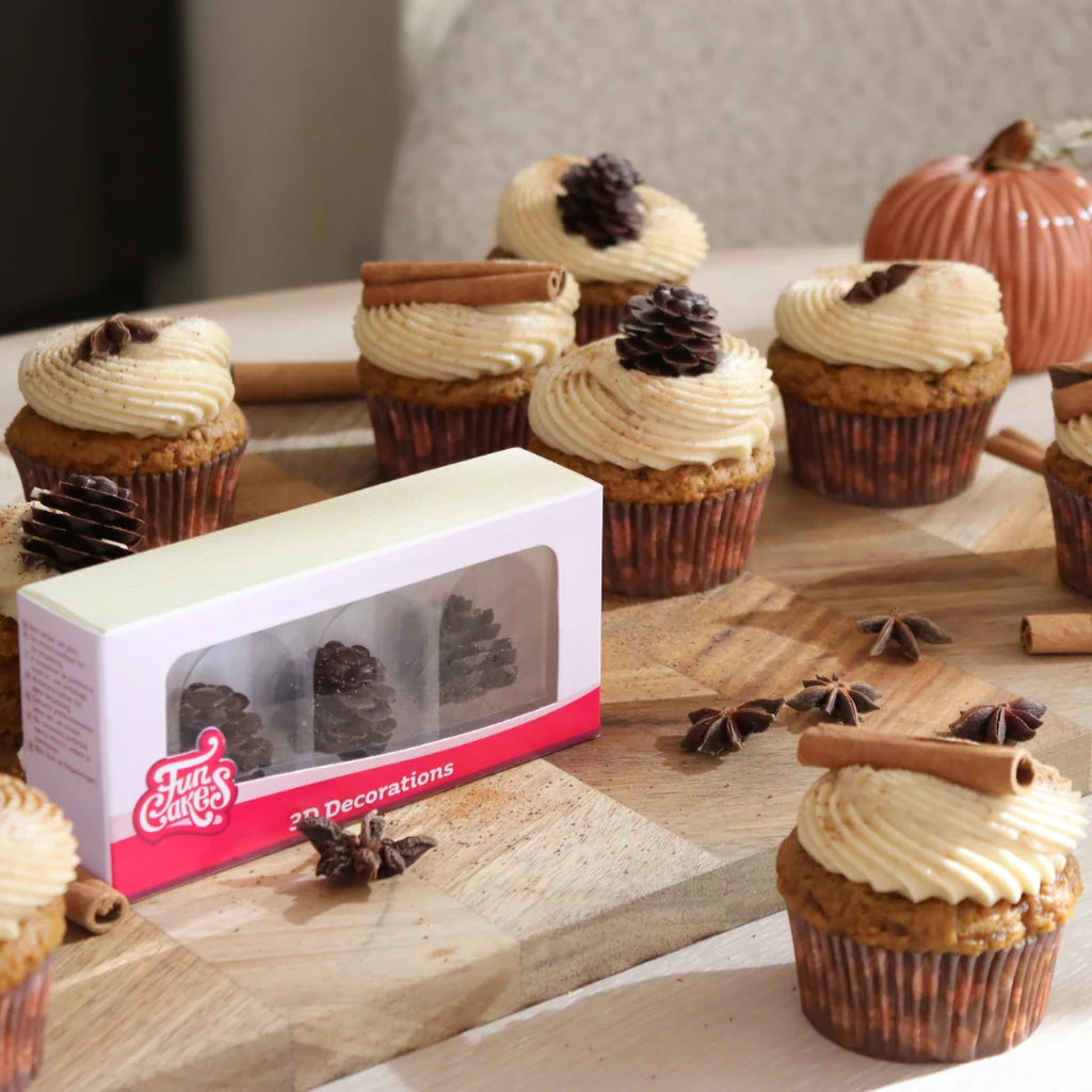 FunCakes sjokoladekongler i emballasje og på cupcakes på et høstpyntet bord