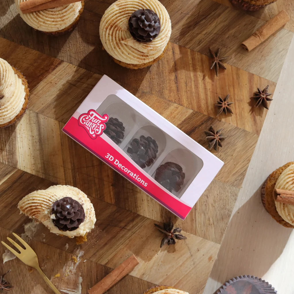 Pakke med tre FunCakes sjokoladekongler omgitt av cupcakes, sett ovenfra