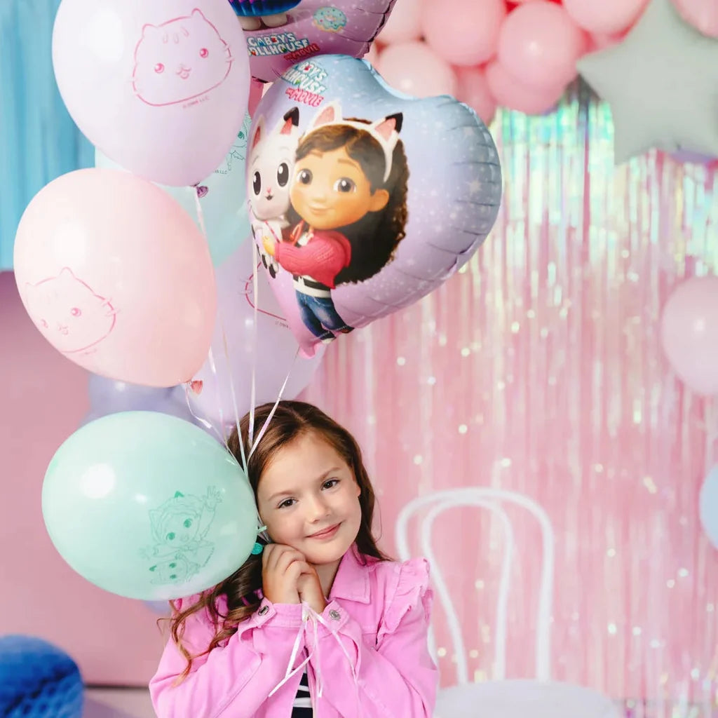 Barn med Gabby’s Dollhouse ballonger og folieballong
