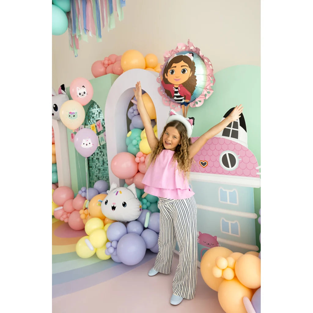 Barn med Gabby’s Dollhouse folieballong ved bursdagsdekor