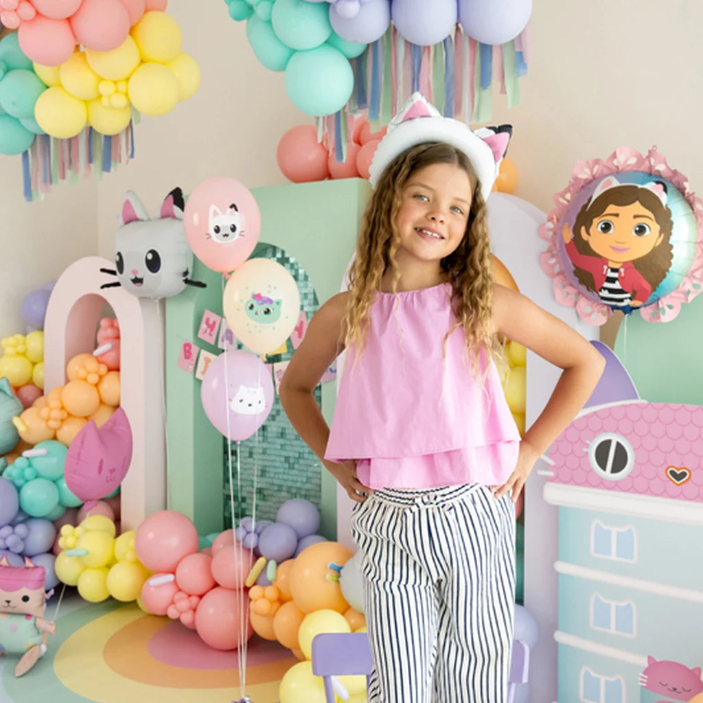 Barn ved Gabby’s Dollhouse folieballong og ballongbue