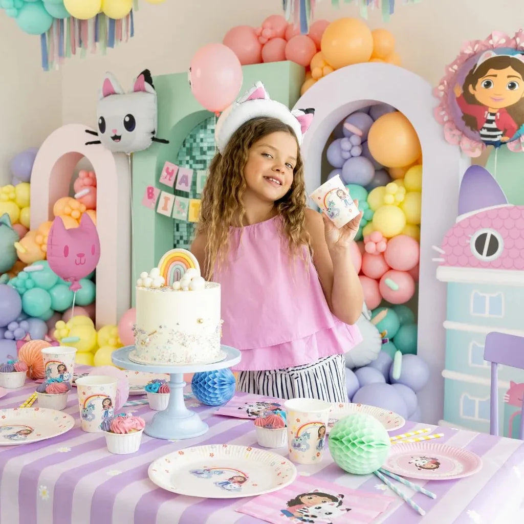 Barn ved bursdagsbord med Gabby’s Dollhouse papirduk