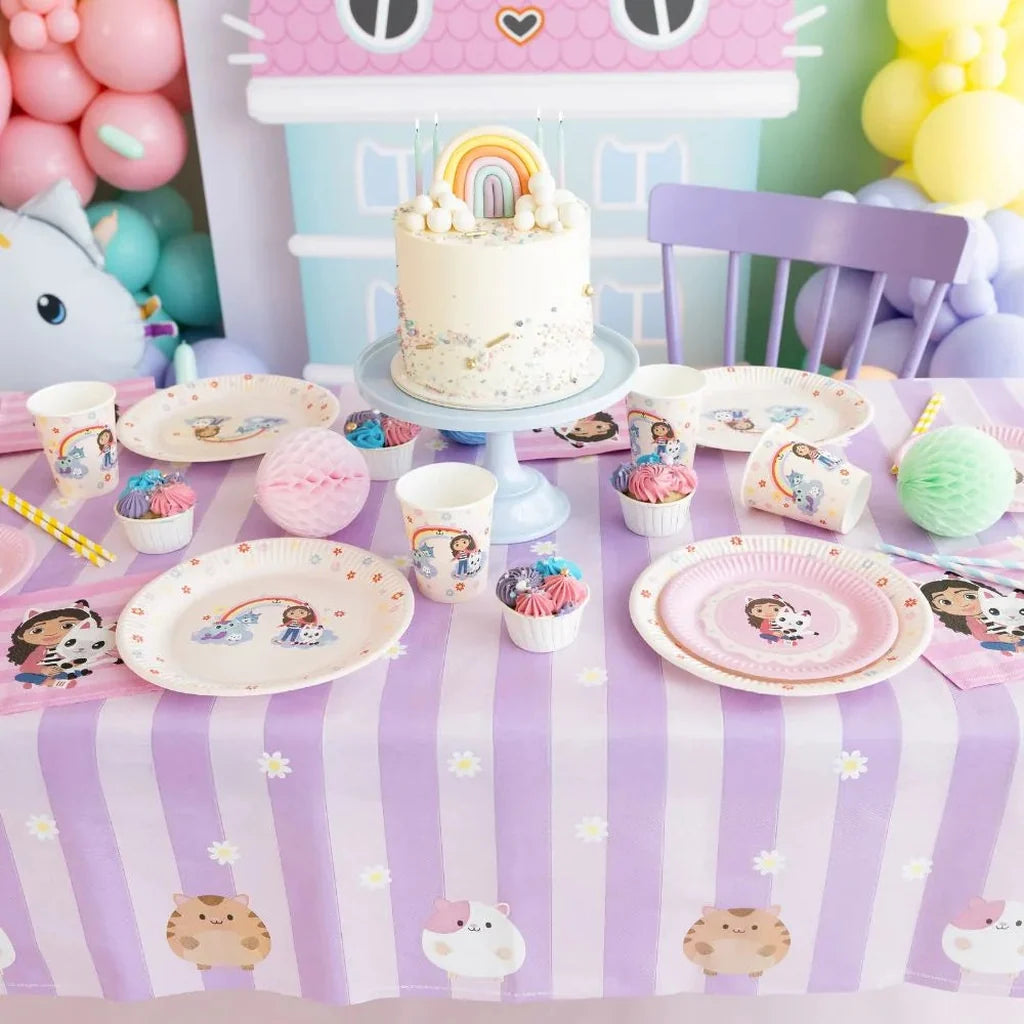 Gabby’s Dollhouse papirduk på bord med tallerkener og kake