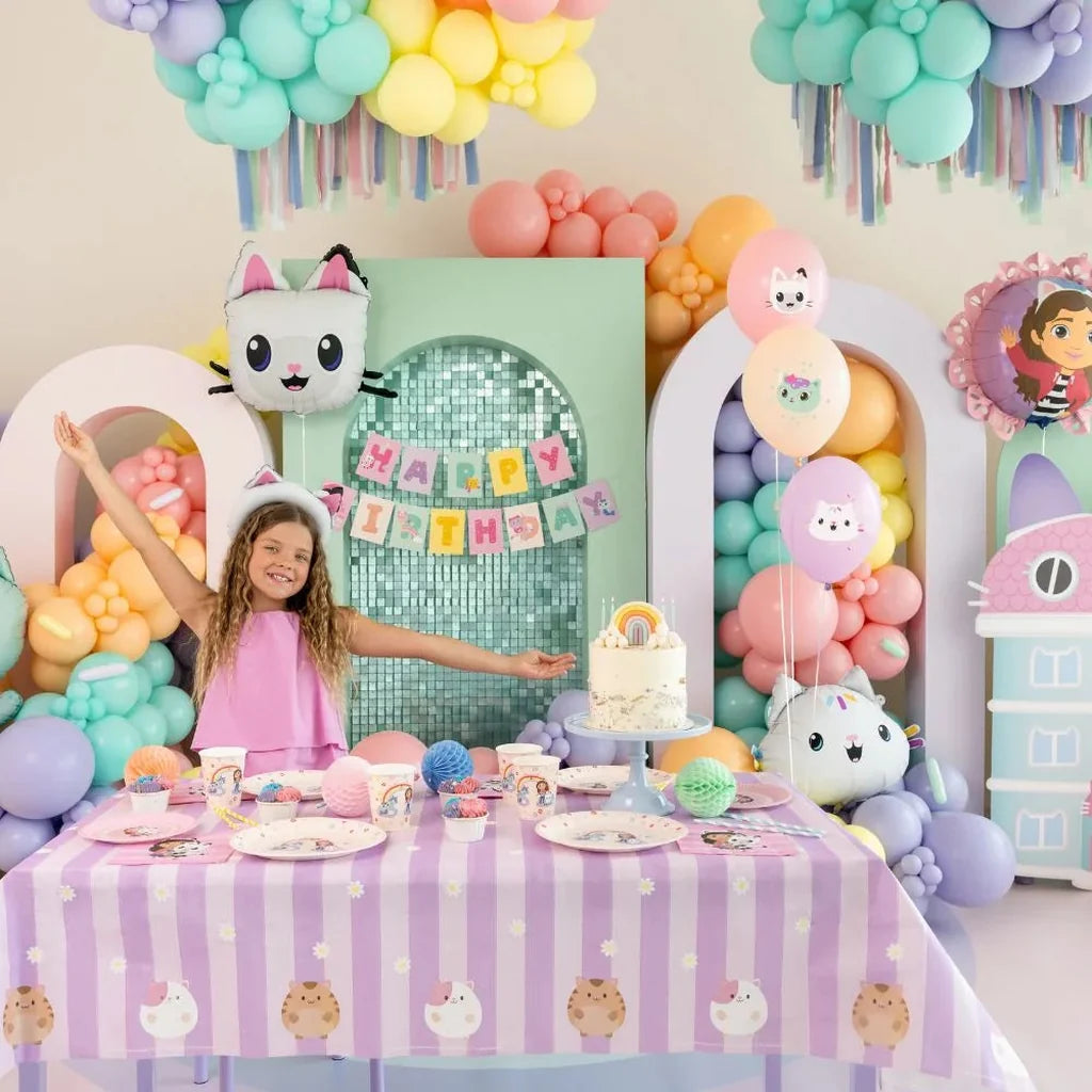 Gabby’s Dollhouse papirduk på pyntet bursdagsbord