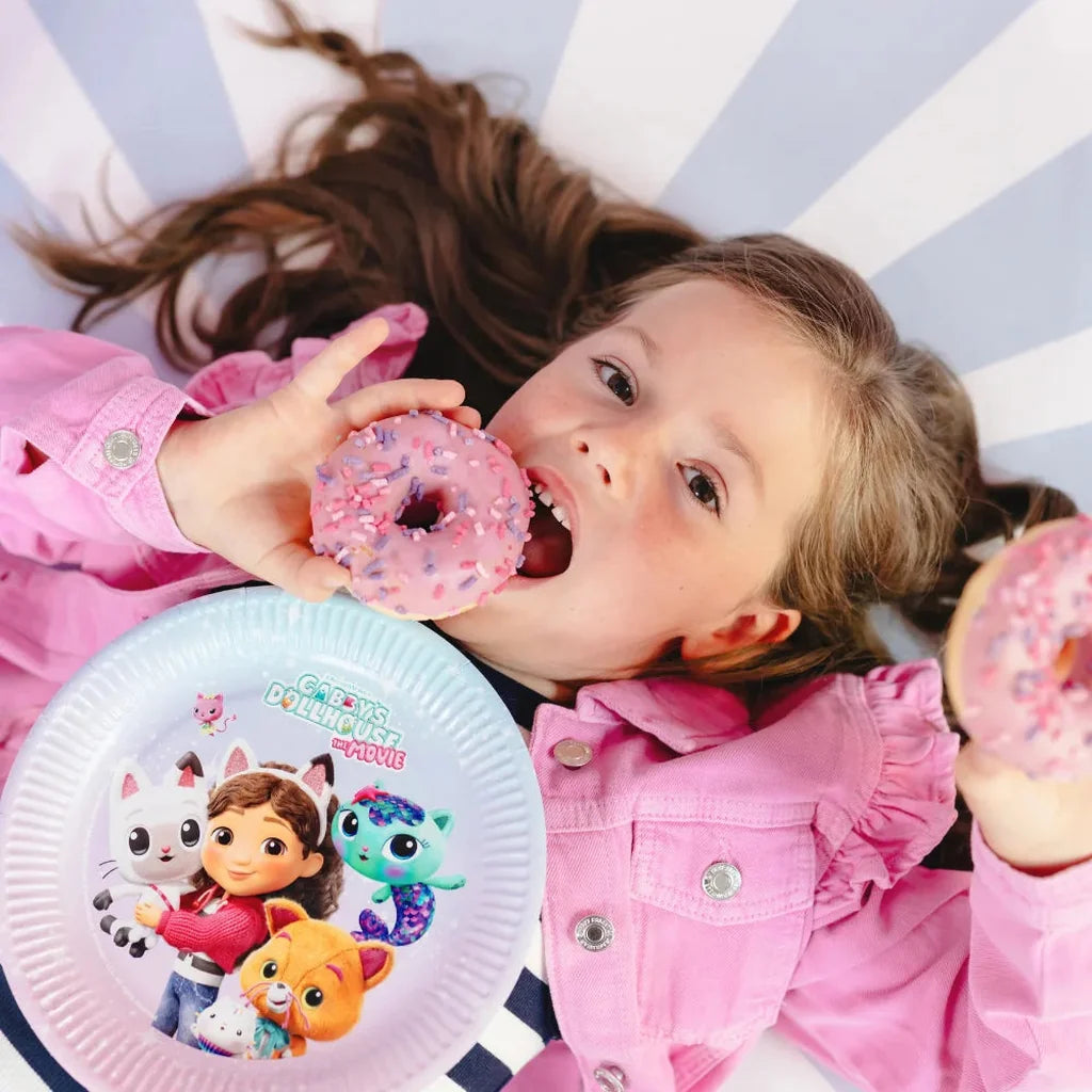 Barn med donut og Gabby’s Dollhouse The Movie papptallerken