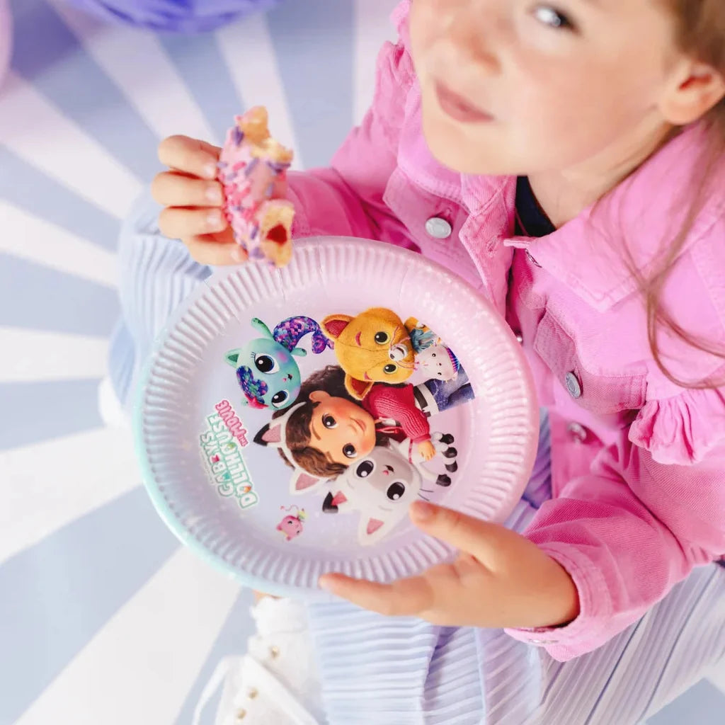 Barn som holder Gabby’s Dollhouse The Movie papptallerken